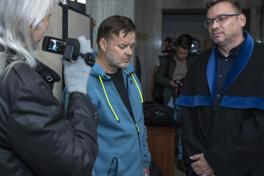 Dušan Dědeček, ktorých spôsobil dopravnou nehodou na Zochovej ulici v Bratislave smrť 5 ľudí sa opätovne postavil pred sú, ktorý rozhoduje o jeho vzatí do väzby.