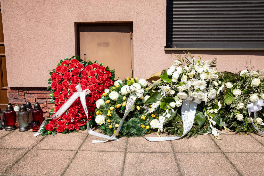 Vence pred domom Jula Viršíka