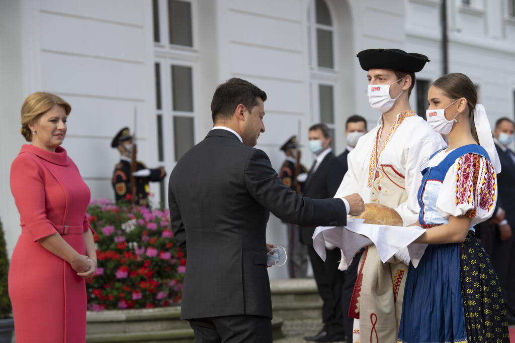 Na snímke vľavo prezidentka SR Zuzana Čaputová a druhý zľava prezident Ukrajiny Volodymyr Zelenskyj počas oficiálneho privítacieho ceremoniálu v Prezidentskom paláci 24. septembra 2020 v Bratislave. FOTO TASR - Pavel Neubauer
