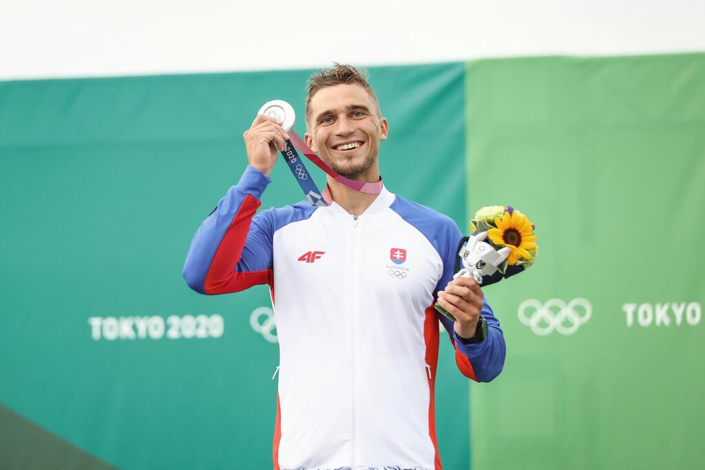 Jakub Grigar so striebornou medailou z olympiády v Tokiu.
