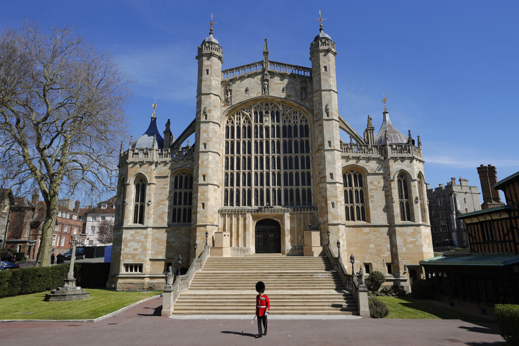 Člen kráľovskej stráže stojí pred Kaplnkou svätého Juraja v areáli Windsorského zámku vo Windsore 17. apríla 2021 pred pohrebom britského princa Philipa, manžela britskej kráľovnej Alžbety II., ktorý zomrel minulý piatok vo veku 99 rokov.