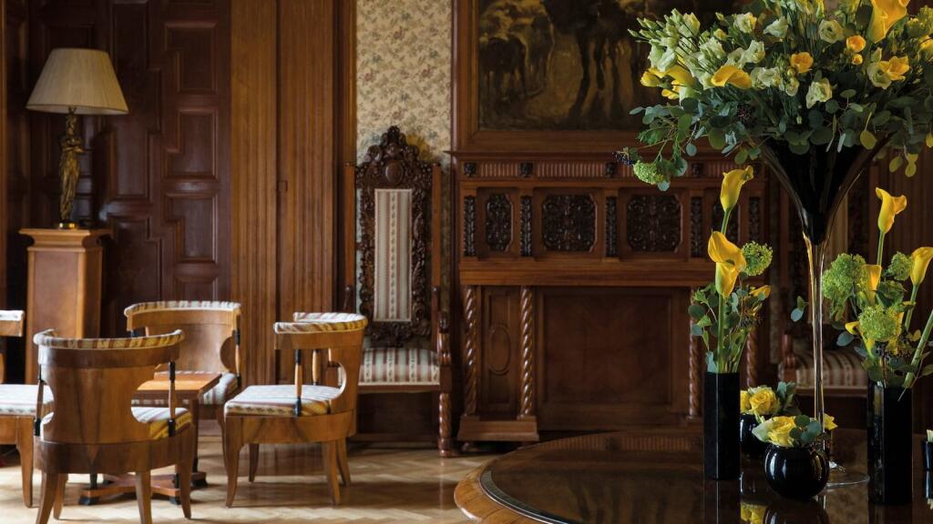 Hotel je prešpikovaný luxusným nábytkom a priestormi.