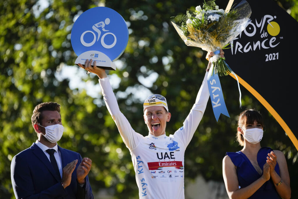Na snímke slovinský cyklista Tadej Pogačar (UAE-Team Emirates) oslavuje víťazstvo v celkovom poradí po záverečnej 21. etape pretekov Tour de France. Pogačar si na 108. ročníku vybojoval okrem žltého aj bodkovaný a biely dres.