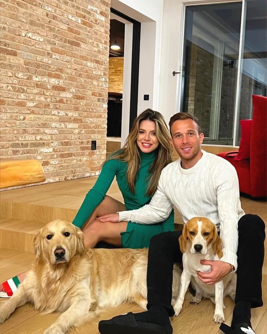 Carolina Miarelli a Arthur Melo si radi užívajú spoločné chvíle a zdá sa, že si veľmi rozumejú. Sú zamilovaní až po uši.