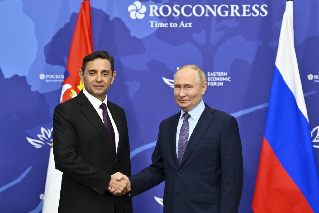 AZ21 - Na snímke ruský prezident Vladimir Putin (vpravo) a srbský podpredseda vlády Aleksandar Vulin počas Východného ekonomického fóra v ruskom meste Vladivostok 4. septembra 2024. FOTO TASR/AP

Russian President Vladimir Putin, right, and Serbian Deputy Prime Minister Aleksandar Vulin pose for a photo on the sidelines of the Eastern Economic Forum in Vladivostok, Russia, on Wednesday, Sept. 4, 2024. (Kristina Kormilitsyna, Sputnik, Kremlin Pool Photo via AP)