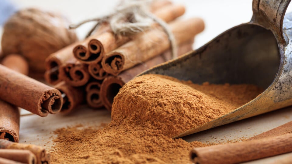 Cinnamon,Sticks,And,Powder,On,A,Wooden,Table.,Closeup,View