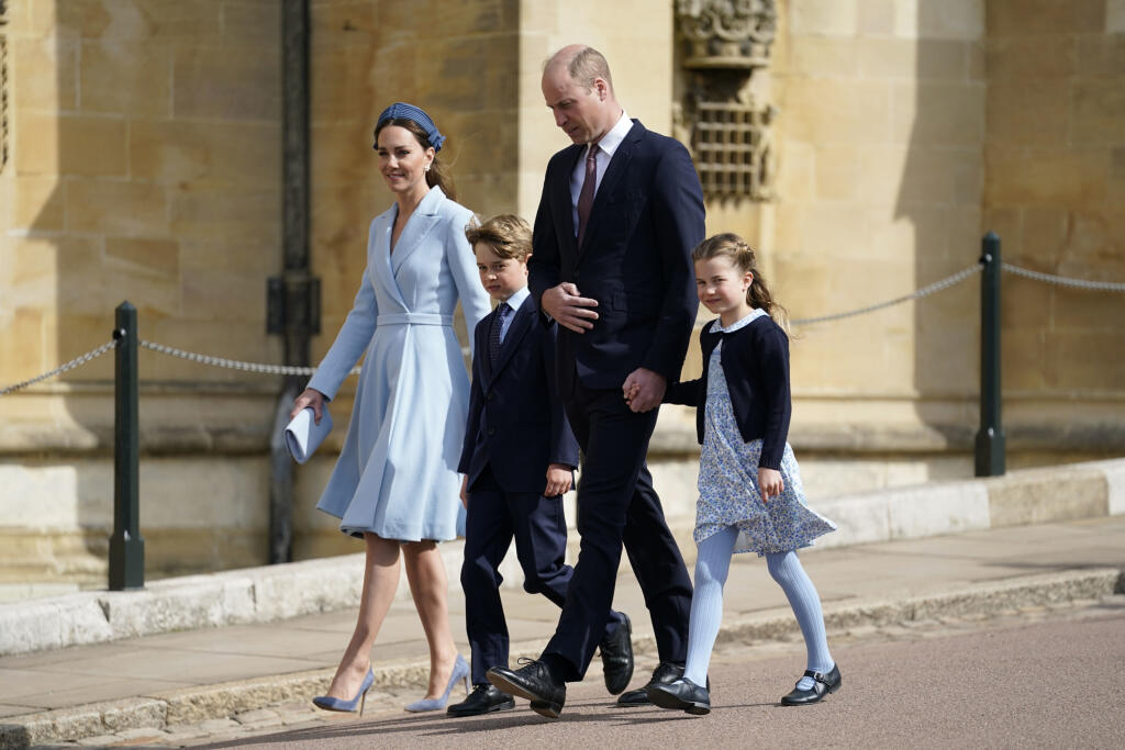 Na veľkonočnú bohoslužbu v Kaplnke sv. Juraja prišli členovia middletonovskej famílie ako cez kopirák. Zatiaľ čo malá Charlotte (6) ohurovala v bledomodrých šatách, podobne ako jej mama Kate (40), šuhaj George (8) nasadil po vzore otca princa Williama (39) štýlový oblek.