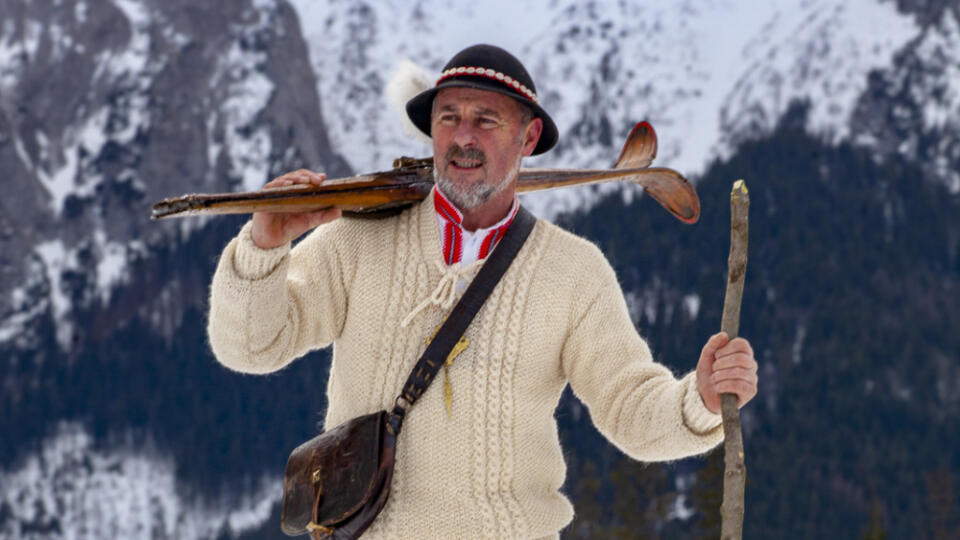 Občas aj fotograf má chuť postaviť sa pred objektív fotoaparáta a zapózovať. A čo u môže byť krajšie ako obliecť si goralský kroj a na plece vyložiť starodávne lyže? Snáď len tá vysokohorská scenéria v pozadí.