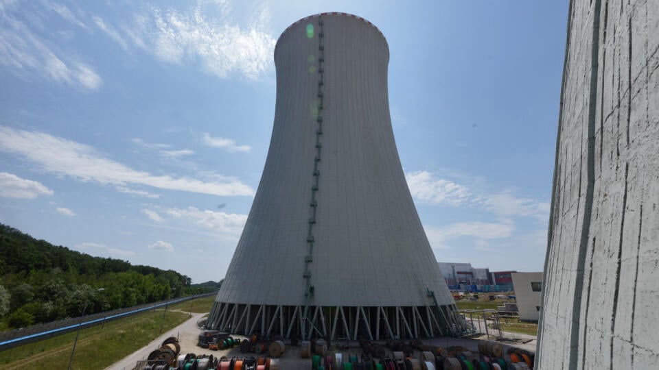 Na snímke chladiaca veža 3. bloku jadrovej elektrárne v Mochovciach 2. júla 2019.
