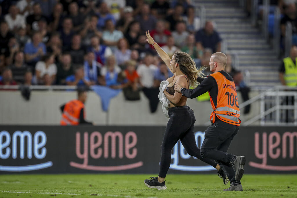 Na snímke fanúšička ŠK Slovan vbehla na trávnik počas zápasu Playoff Európskej ligy vo futbale medzi ŠK Slovan Bratislava a gréckym klubom Paok FC.