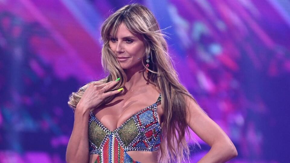 Heidi Klumfandí nemeckým futbalistom a posiela im pikantné pozdravy.