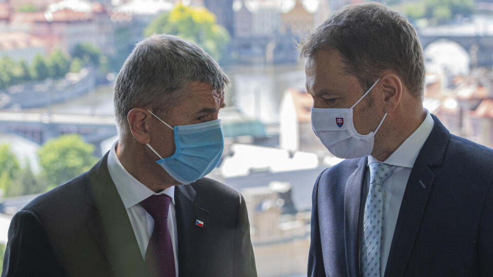 Predseda vlády SR Igor Matovič (vpravo) a český premiér Andrej Babiš počas stretnutia v Prahe.