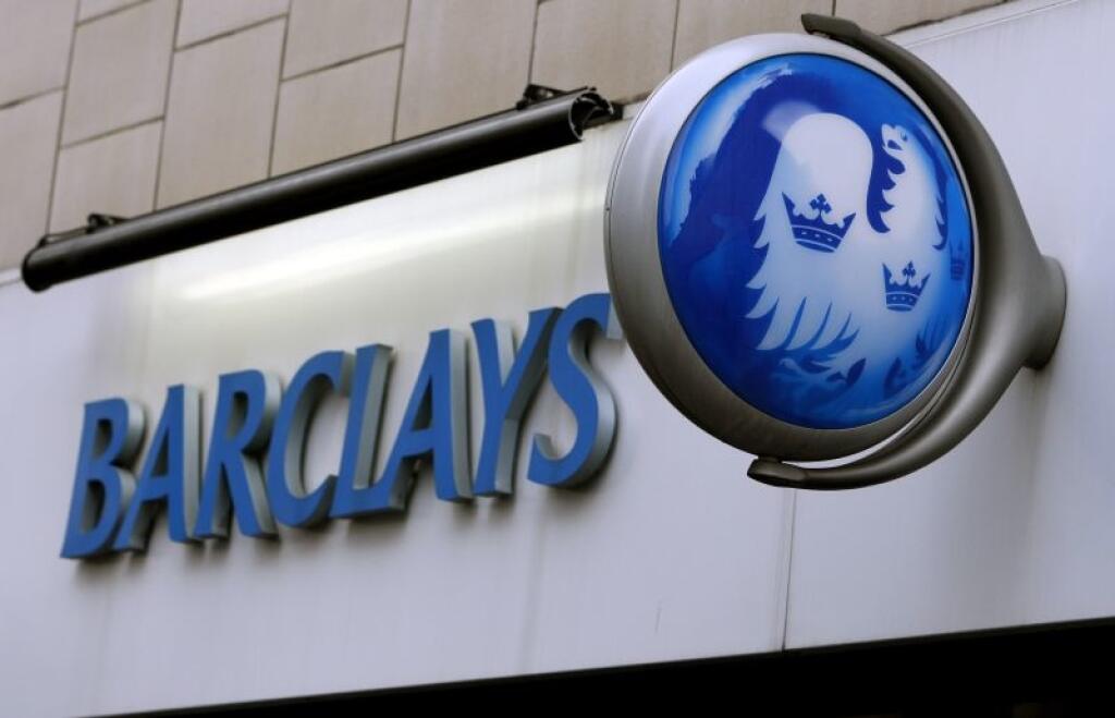 Pg 38 Londýn - Britská banka Barclays kúpi niektoré k¾úèové aktíva skrachovanej Lehman Brothers za 1,75 miliardy USD (37,14 miliardy Sk). Na sn. znak banky na jej filiálke v Londýne. TASR/AP The sign on a branch of Barclays Bank   in London, Wednesday, Sept. 17, 2008. Barclays PLC said Tuesday it had agreed to acquire Lehman's North American investment banking and capital markets businesses for US$250 million, 175 million euro, 140  million pounds,  in cash. The British bank will also purchase L