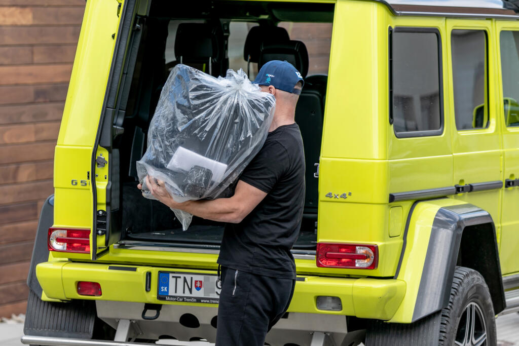 Na snímke Marián Gáborík vykladá z autu autosedačku, ktorú zaobstaral pre svoju dcérku Bellu.