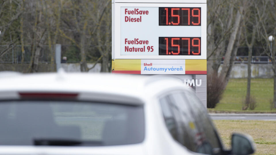 Na snímke panel zobrazuje ceny pohonných hmôt, ktoré dosiahli rovnaké sumy - za benzín aj naftu 1,579 eur za 1 liter, 8. marca 2023 v Bratislave. FOTO TASR - Pavol Zachar