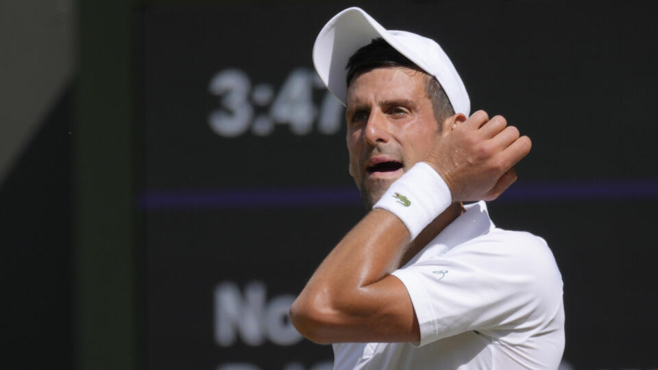 JB 75 Londýn - Srbský tenista Novak Djokovič si utiera tvár v zápase proti Austrálčanovi Nickovi Kyrgiosovi vo finále dvojhry mužov na grandslamovom tenisovom turnaji Wimbledon v Londýne 10. júla 2022. FOTO TASR/AP
Serbia's Novak Djokovic wipes his face during the final of the men's singles against Australia's Nick Kyrgios on day fourteen of the Wimbledon tennis championships in London, Sunday, July 10, 2022. (AP Photo/Kirsty Wigglesworth)