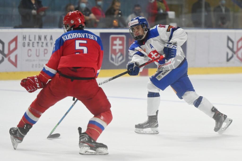 Na snímke vpravo hráč Slovenska Filip Mešár a hráč Ruska Kirill Kudrjavcev počas finálového zápasu Hlinka Gretzky Cupu Slovensko U18 - Rusko U18.
