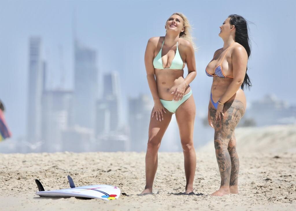 Bývalé športovkyne sa predviedli spoločne na pláži, spoločné laškovanie Renee a Ellie-Jean, v súčasnosti známych pornoherečiek, nezabudli zachytiť fotografi.