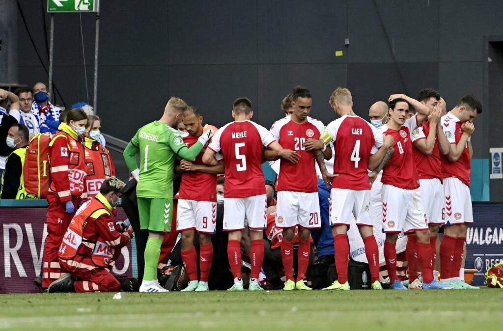 Kým dánskeho futbalistu oživovali, spoluhráči ho obkolesili a plačky dúfali, že sa z toho dostane.