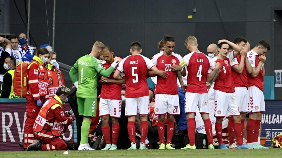 Kým dánskeho futbalistu oživovali, spoluhráči ho obkolesili a plačky dúfali, že sa z toho dostane.