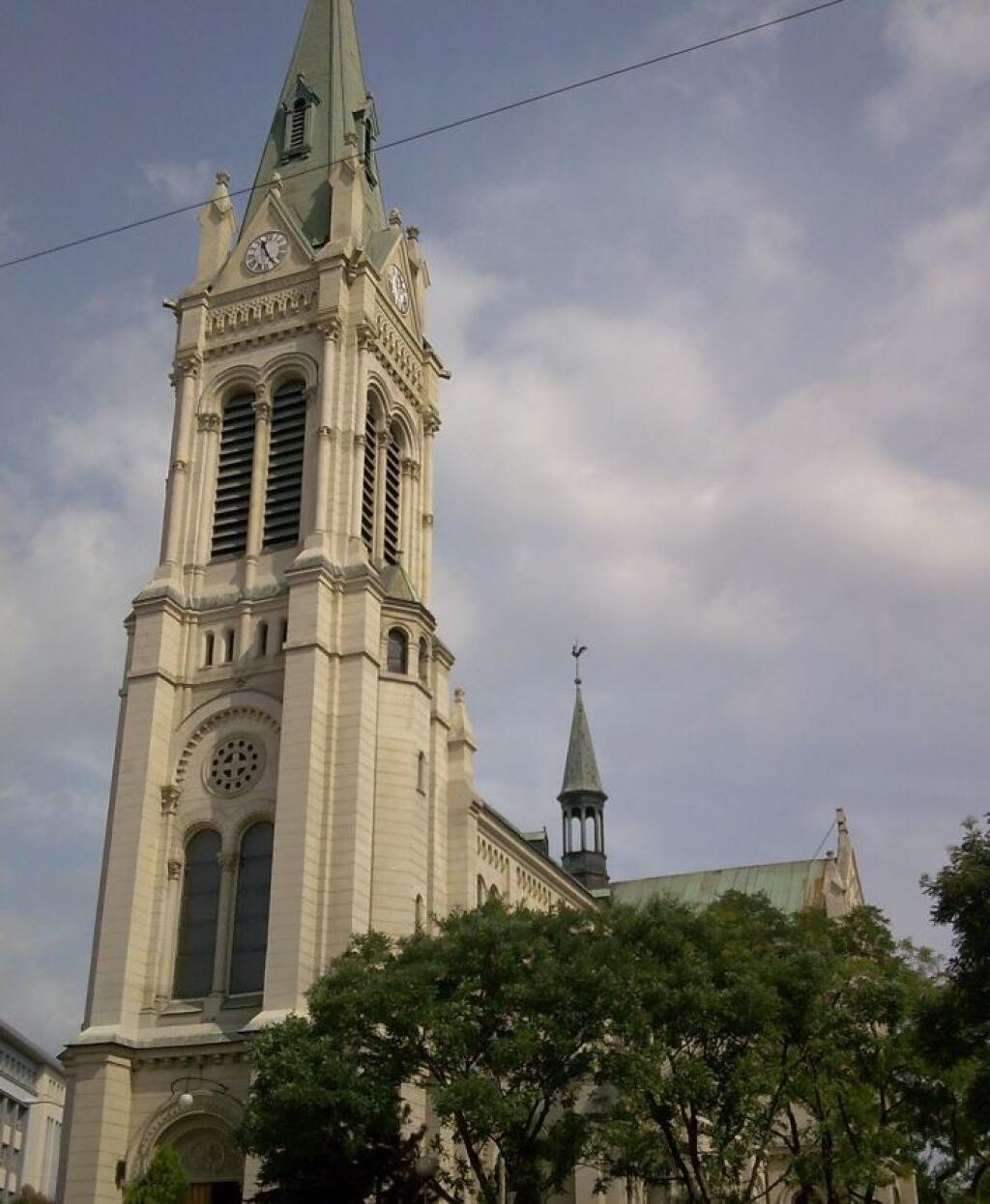 Kostol na Floriánskom námestí je pomenovaný podľa bývalej štvrte Bratislavy Kvetná dolina, ktorej názov je odvodený z nemeckého názvu Blumenthal.
