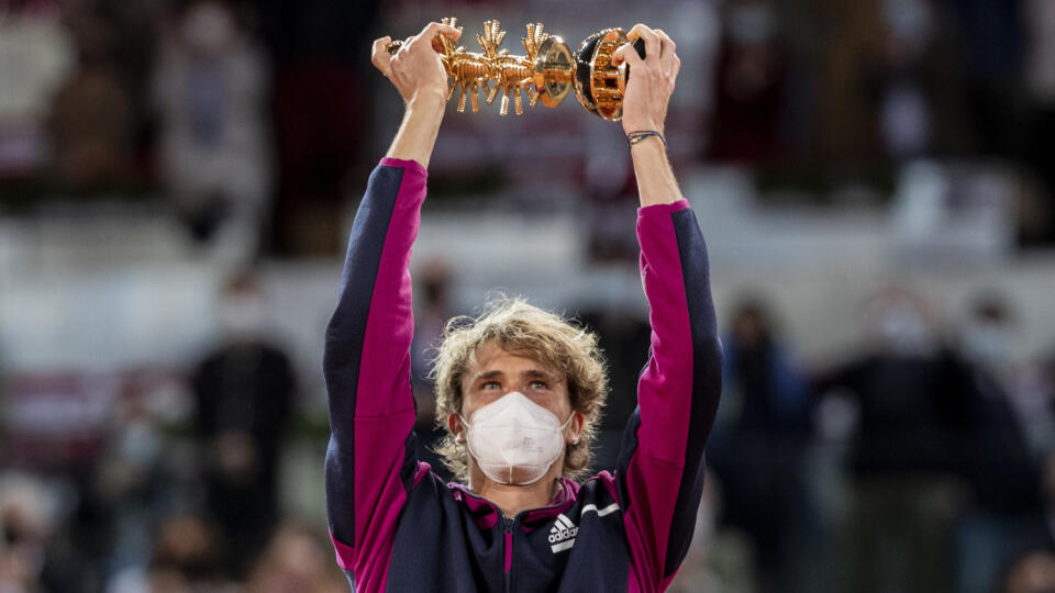 KK10 Madrid - Nemecký tenista Alexander Zverev drží trofej vo víťazstve nad Talianom Matteom Berrettinim vo finále mužskej dvojhry na turnaji Masters 1000 v Madride 9. mája 2021. FOTO TASR/AP
Germany's Alexander Zverev holds the trophy after winning the men's final match against Italy's Matteo Berrettini at the Mutua Madrid Open tennis tournament in Madrid, Spain, Sunday, May 9, 2021. (AP Photo/Bernat Armangue)