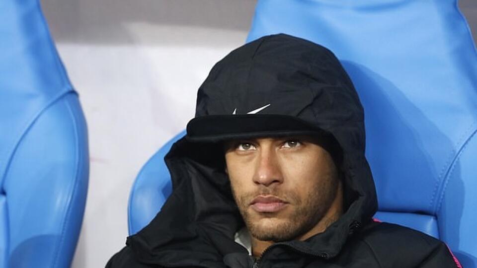 Neymar neuniesol potupnú prehru a pri preberaní ocenenia za druhé miesto napadol súperovho fanúšika. Vydesený fanúšik si to pritom všetko natočil na mobilné zariadenie. Video príšerného správania brazílskeho esa sa zakrátko dostalo na všetky sociálne siete.