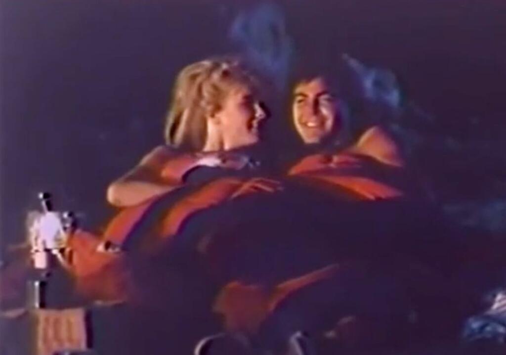 George Clooney: Grizzly II: The Concert (1983): Diváci si ho obľúbili v seriálovej Pohotovosti a preslávil sa v Dannyho parťákoch, debutoval však roky predtým v horore o obrovskom ľudožravom medveďovi, ktorý ho zmrzačil počas radovánok s milenkou. Film sa nikdy nedostal do oficiálnej distribúcie. Clooneyho kino-debut prišiel v roku 1987 a opäť bol hororový, s titulom Návrat do hrôzy.