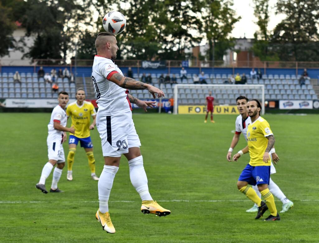 Na snímke vľavo hráč FC ViOn Zlaté Moravce-Vráble Martin Tóth, vpravo hráč MFK Zemplín Michalovce Wisdon Uda Kanu v zápase 8. kola základnej časti Fortuna ligy MFK Zemplín Michalovce - FC ViOn Zlaté Moravce-Vráble v Michalovciach 18. septembra 2021. FOTO TASR - Roman Hanc