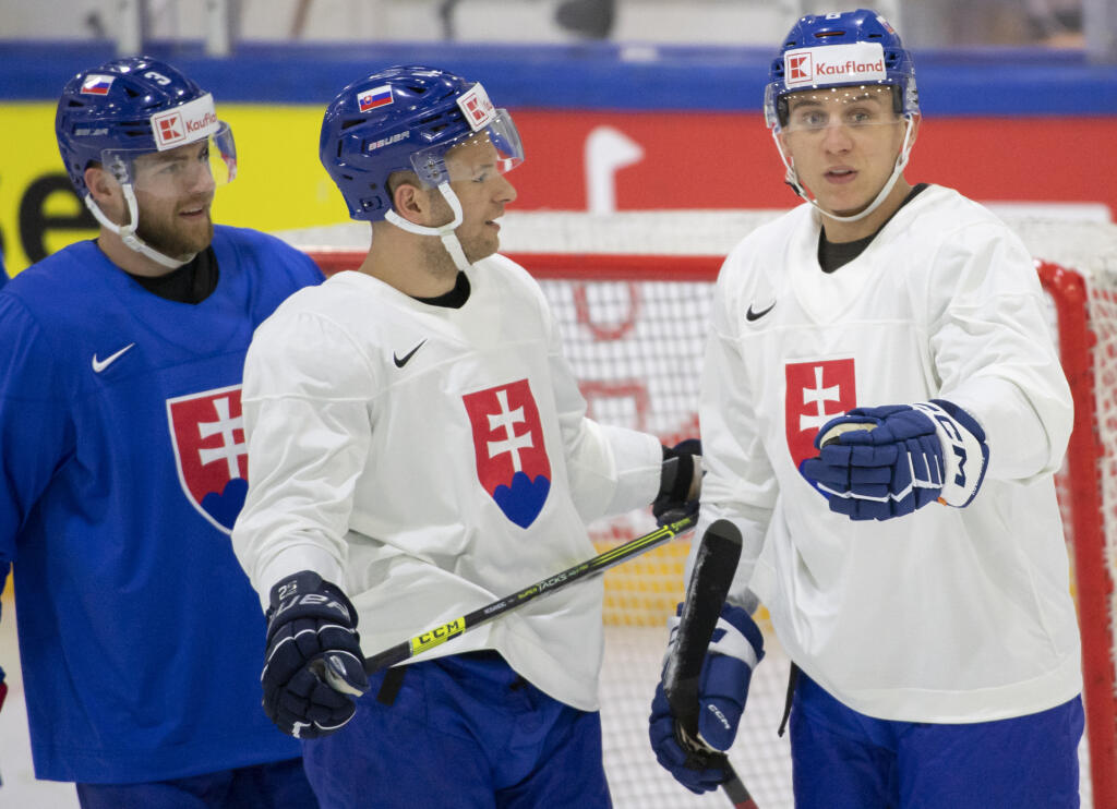 Na snímke slovenskí reprezentanti sprava Martin Fehérváry, Mislav Rosandič a Adam Jánošík počas tréningu na 85. majstrovstvách sveta v ľadovom hokeji v Helsinkách.