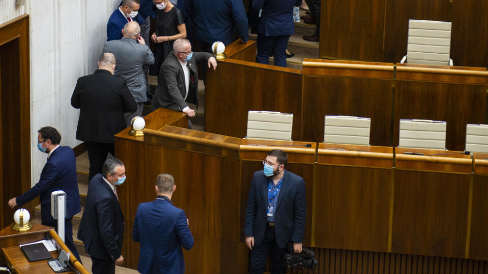 Na snímke poslanci Národnej rady (NR) SR volia kandidáta na šéfa Generálnej prokuratúry (GP) SR v rámci 18. schôdze parlamentu vo štvrtok 3. decembra 2020 v Bratislave. FOTO TASR - Jakub Kotian