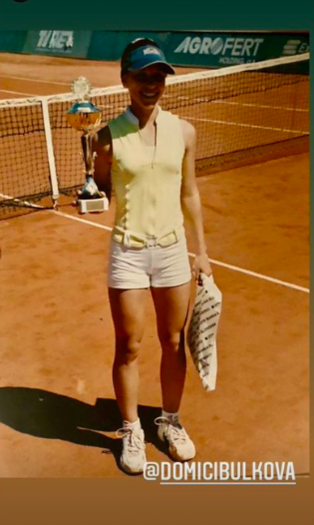 Cibulková v začiatkoch svojej kariéry s trofejou.