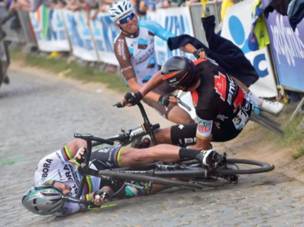 Saganov nepríjemný pád na pretekoch v Milan-San remo v roku 2017.