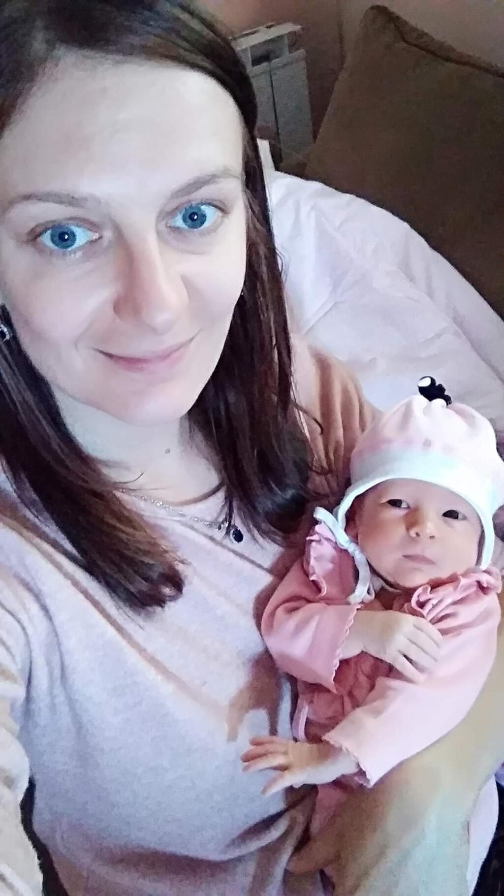 LEKÁR JEJ OZNÁMIL, ŽE MELANIE
ŽIJE A JE ZDRAVÁ, TEDA AŽ
NA URČITÉ DROBNOSTI. POREZALI
JEJ TVÁR, KEĎ JU RÝCHLO VYBERALI,
A NEPOČULA NA UŠKO.