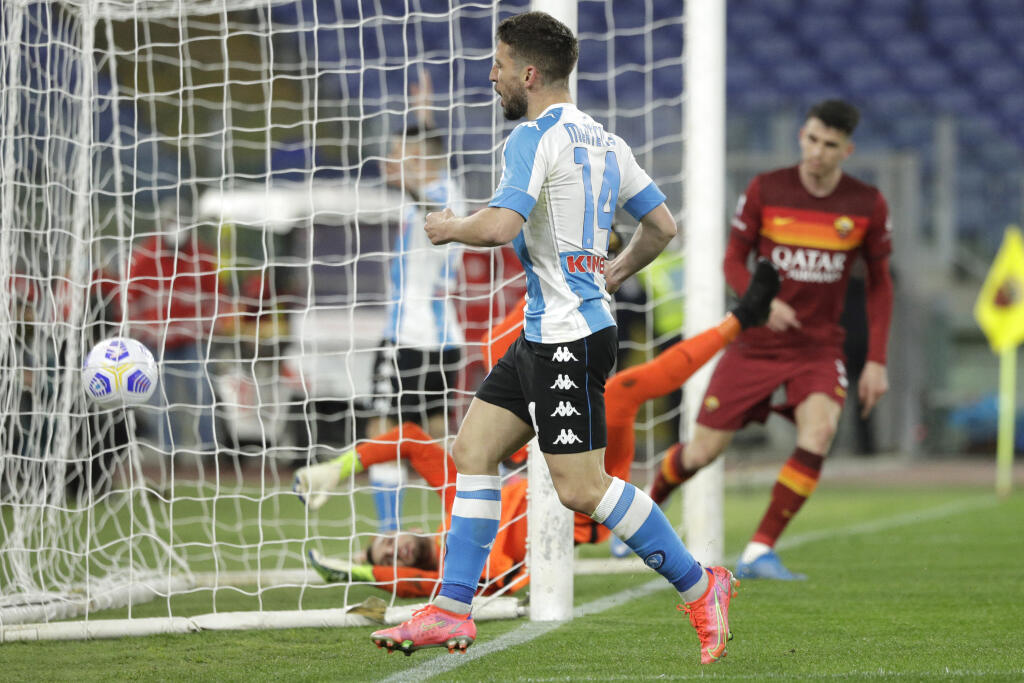 KK12 Rím - Futbalista Neapolu Dries Mertens sa teší z gólu v zápase 28. kola talianskej futbalovej Serie A AS Rím - SSC Neapol 21. marca 2021 v Ríme. FOTO TASR/AP
Napoli's Dries Mertens scores against Roma during the Italian Serie A soccer match between Roma and Napoli at Rome's Olympic stadium, Sunday, March 21, 2021. (AP Photo/Gregorio Borgia)