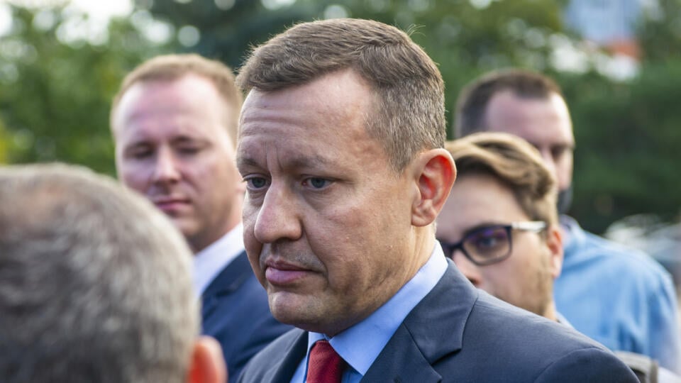 Na snímke Daniel Lipšic, právny zástupca poškodených Kuciakovcov, pred súdnym pojednávaním v kauze vraždy novinára Jána Kuciaka a jeho snúbenice Martiny Kušnírovej na Špecializovanom trestnom súde 3. septembra 2020 v Pezinku. FOTO TASR - Jakub Kotian