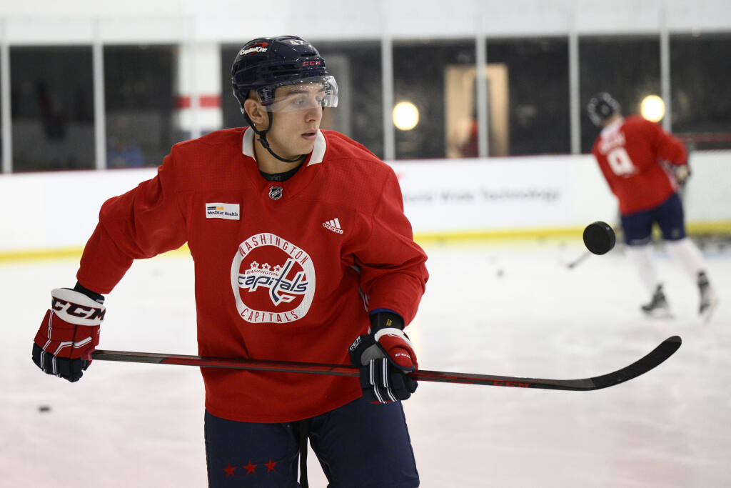 EBE 26 Arlington - Na snímke slovenský útočník hokejového klubu zámorskej NHL Washington Capitals Martin Fehérváry počas tréningu v kempe pred novou sezónou v Arlingtone 22. septembra 2022. FOTO TASR/AP
Washington Capitals defenseman Martin Fehervary, of Slovakia, warms up at an NHL hockey training camp, Thursday, Sept. 22, 2022, in Arlington, Va. (AP Photo/Nick Wass)