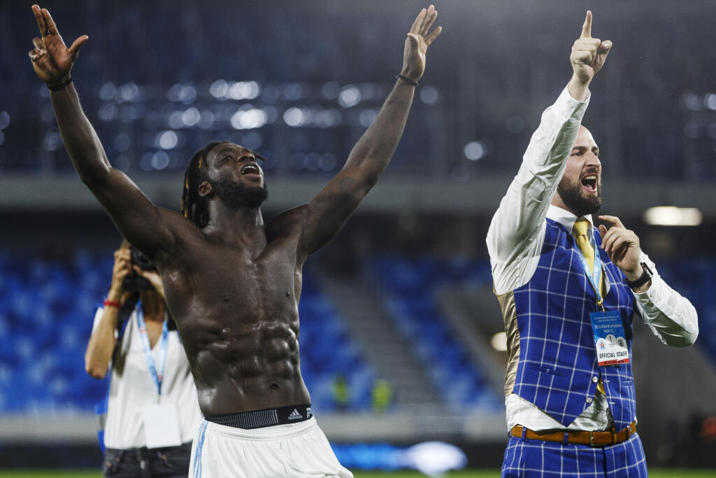 Na snímke strelec gólu Myenty Abena a Ivan Kmotrík po skončení zápasu Playoff Európskej ligy vo futbale medzi ŠK Slovan Bratislava a gréckym klubom Paok FC.