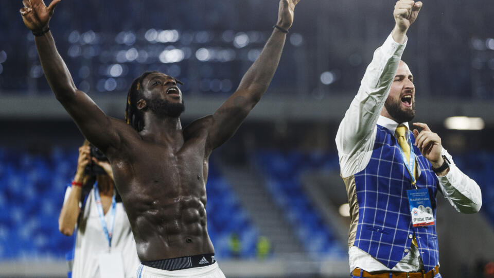 Na snímke strelec gólu Myenty Abena a Ivan Kmotrík po skončení zápasu Playoff Európskej ligy vo futbale medzi ŠK Slovan Bratislava a gréckym klubom Paok FC.