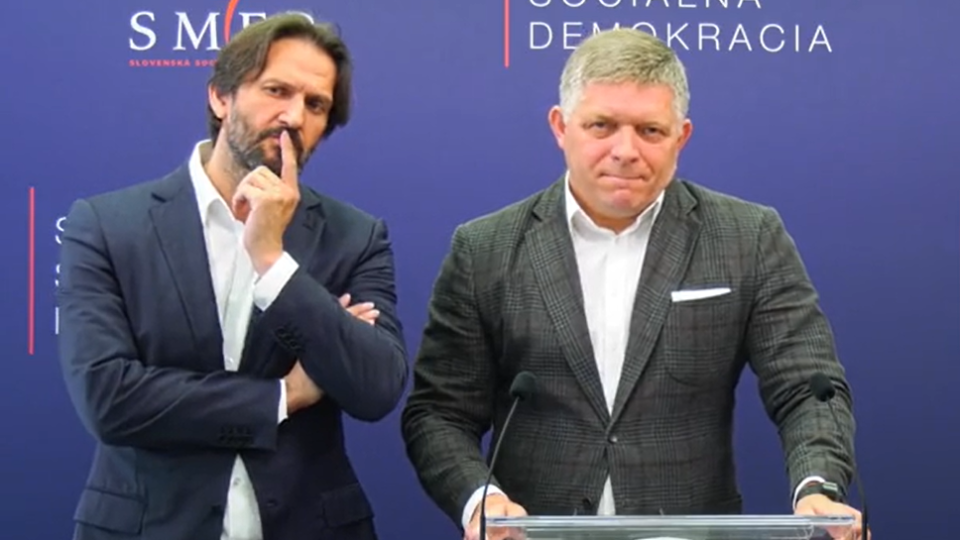 Šéf Smeru Robert Fico (vpravo) a exminister vnútra Robert Kaliňák (vľavo) sú obvinení v kauze Súmrak. No nie sú ani zďaleka jediní politici, ktorí majú problém so zákonom.