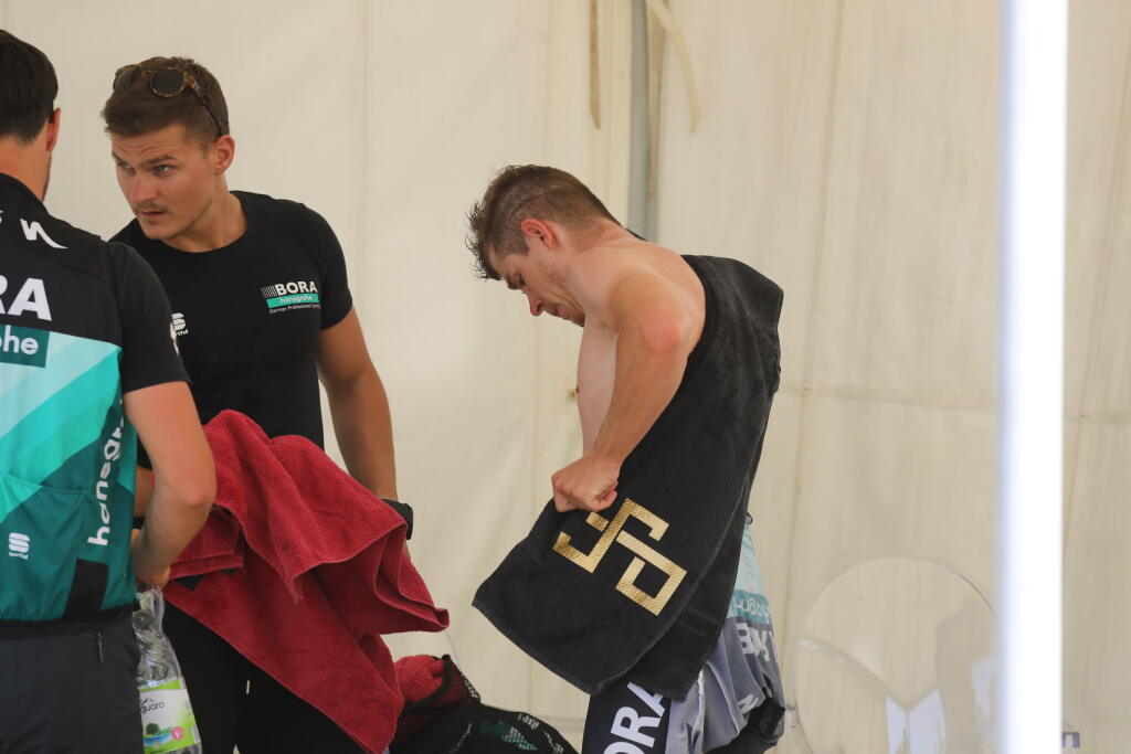 Nielen víťaz Juraj Sagan, ale všetci cyklisti bojovali s obrovským teplom. Saganovci predviedli hotový striptíz.