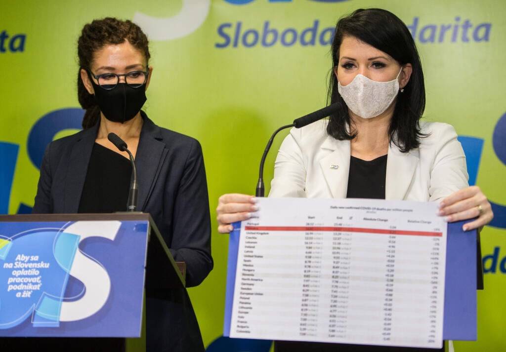 Na snímke vľavo europoslankyňa za SaS a predsedníčka Výboru EP pre zamestnanosť a sociálne veci Lucia Ďuriš Nicholsonová a vpravo predsedníčka Výboru NR SR pre zdravotníctvo Jana Bittó Cigániková počas brífingu s novinármi na tému 