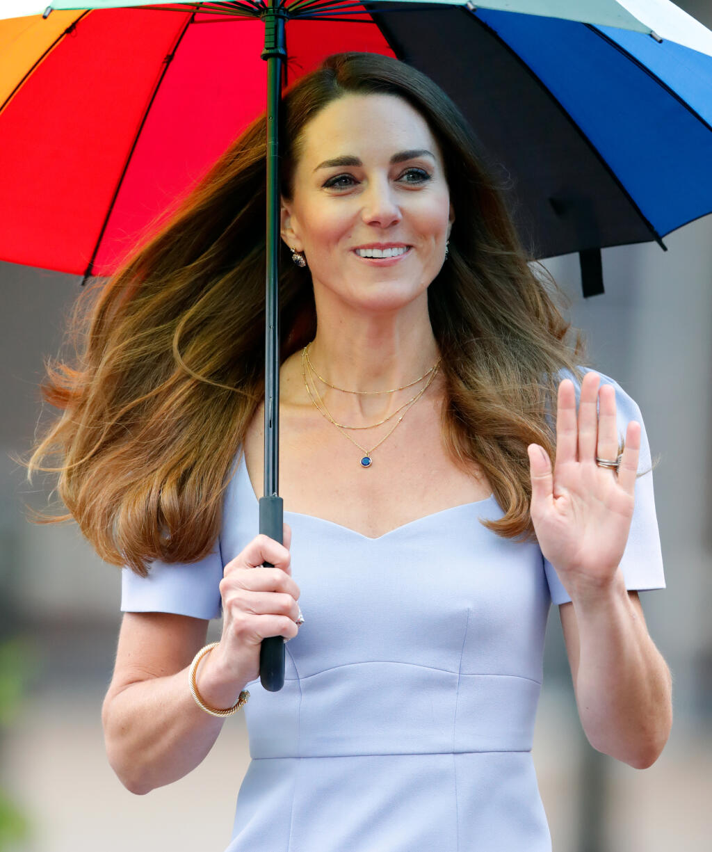 Kate s dáždnikom nielenže pripomínala hollywoodsku celebritu, ale zhodou okolností aj svoju sokyňu Meghan Markle (39), ktorá pred vyše rokom zažiarila za podobných okolností v takmer rovnakých šatách.