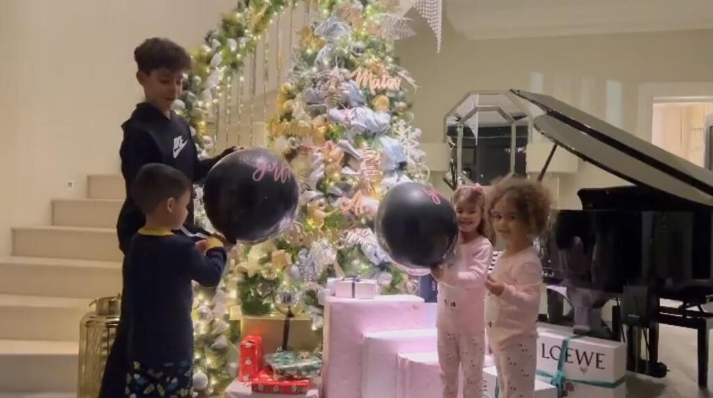 December 2021 - Cristiano a Georgina, resp. deti, odhalili, že sa páru narodí chlapček a dcéra. Svet sa to dozvedel po prasknutí balónov, v ktorých boli ružové a modré konfety.