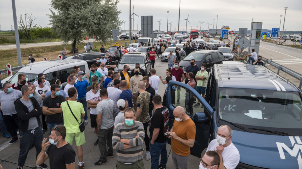 Na snímke repatrianti blokujú hraničný priechod Bratislava - Jarovce v smere na Slovensko 22. mája 2020. Skupina repatriantov čaká na avizované spustenie aplikácie umožňujúcej stráviť karanténu v domácej izolácii. Inteligentná karanténa sa mala spustiť v piatok o 15.00 h. Posudzujú ju spoločnosti Apple a Google. FOTO TASR - Jaroslav Novák