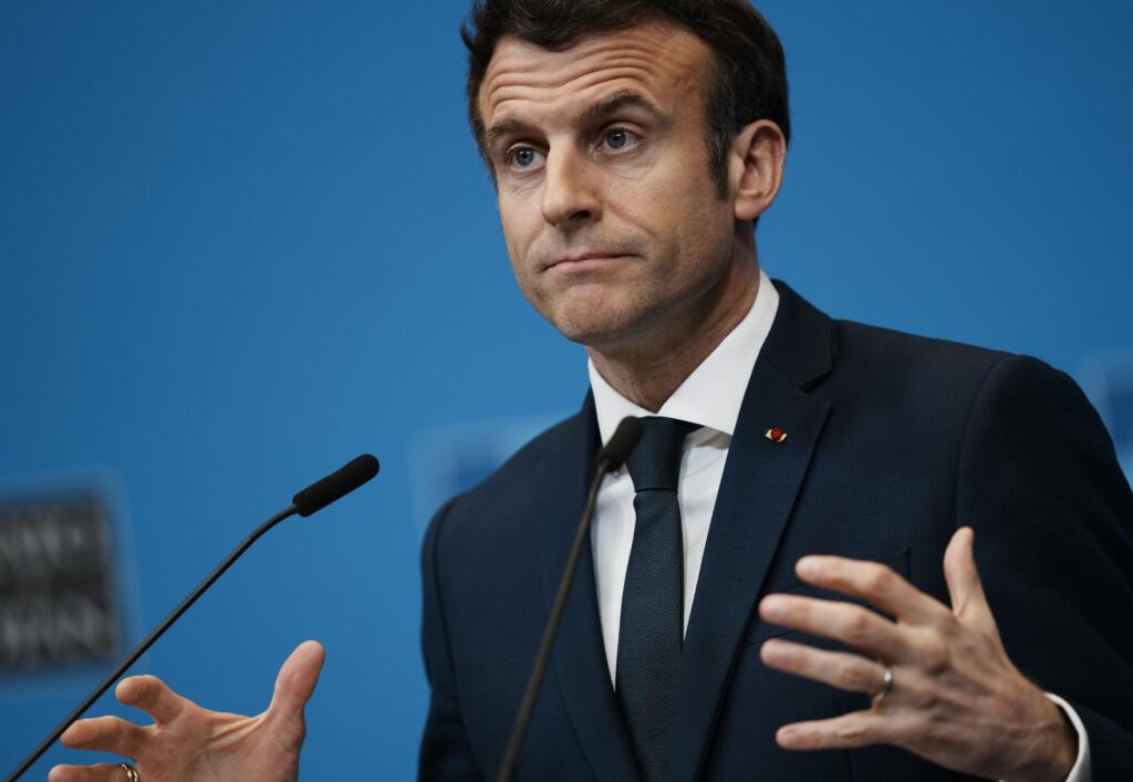 PK 35 Brusel - Francúzsky prezident Emmanuel Macron odpovedá na otázky novinárov počas tlačovej konferencie po summite Severoatlantickej aliancie NATO a stretnutí G7 v sídle NATO v Bruseli vo štvrtok 24. marca 2022. Macron verí, že Čína neurobí nič, čo by mohlo eskalovať konflikt na Ukrajine, a naopak, urobí všetko pre jeho ukončenie. FOTO TASR/AP

French President Emmanuel Macron speaks during a media conference, after an extraordinary NATO summit and Group of Seven meeting, at NATO headquarter