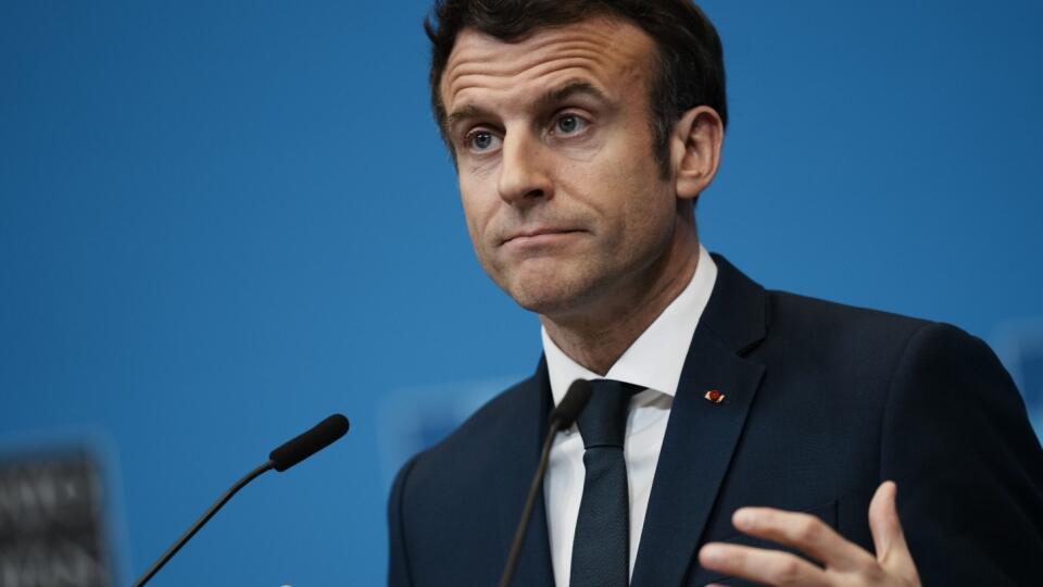 PK 35 Brusel - Francúzsky prezident Emmanuel Macron odpovedá na otázky novinárov počas tlačovej konferencie po summite Severoatlantickej aliancie NATO a stretnutí G7 v sídle NATO v Bruseli vo štvrtok 24. marca 2022. Macron verí, že Čína neurobí nič, čo by mohlo eskalovať konflikt na Ukrajine, a naopak, urobí všetko pre jeho ukončenie. FOTO TASR/AP
French President Emmanuel Macron speaks during a media conference, after an extraordinary NATO summit and Group of Seven meeting, at NATO headquarter