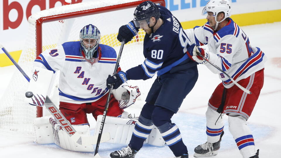 PK 9 Winnipeg - Na snímke zľava slovenský brankár Jaroslav Halák (New York Rangers), Pierre-Luc Dubois (Winnipeg Jets) a Ryan Lindgren (New York Rangers) počas zápasu zámorskej hokejovej NHL Winnipeg Jets - New York Rangers vo Winnipegu 14. októbra 2022. FOTO TASR/AP
Winnipeg Jets' Pierre-Luc Dubois (80) looks for the deflection in front of New York Rangers goaltender Jaroslav Halak (41) and Ryan Lindgren (55) during the first period of an NHL hockey game Friday, Oct. 14, 2022, in Winnipeg, Man