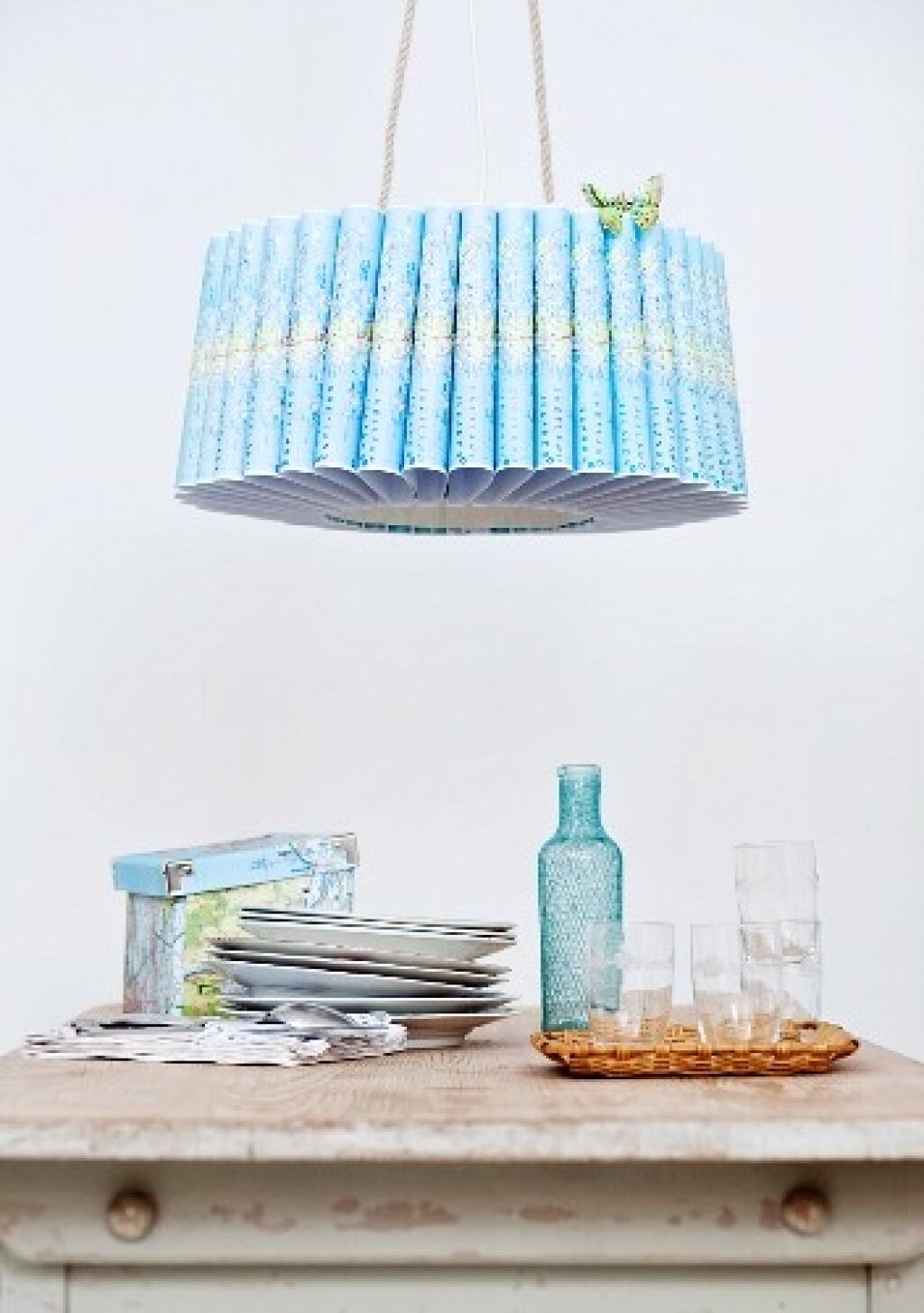 Lampa z máp je ako stvorená do izby cestovateľov.