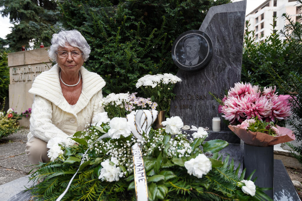 Irma Pašeková sa so smrťou syna Dušana a verziou, že to bola samovražda, nikdy nezmierila. Dlhé roky mu chodila starať sa o hrob.